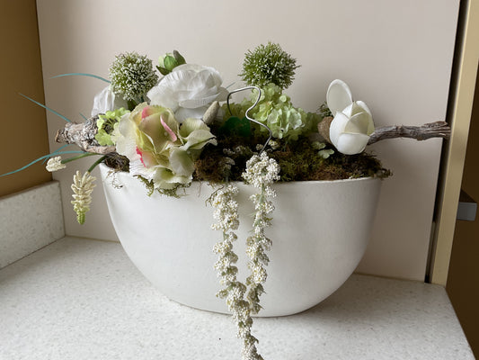 Decoratiepot met witte bloemen