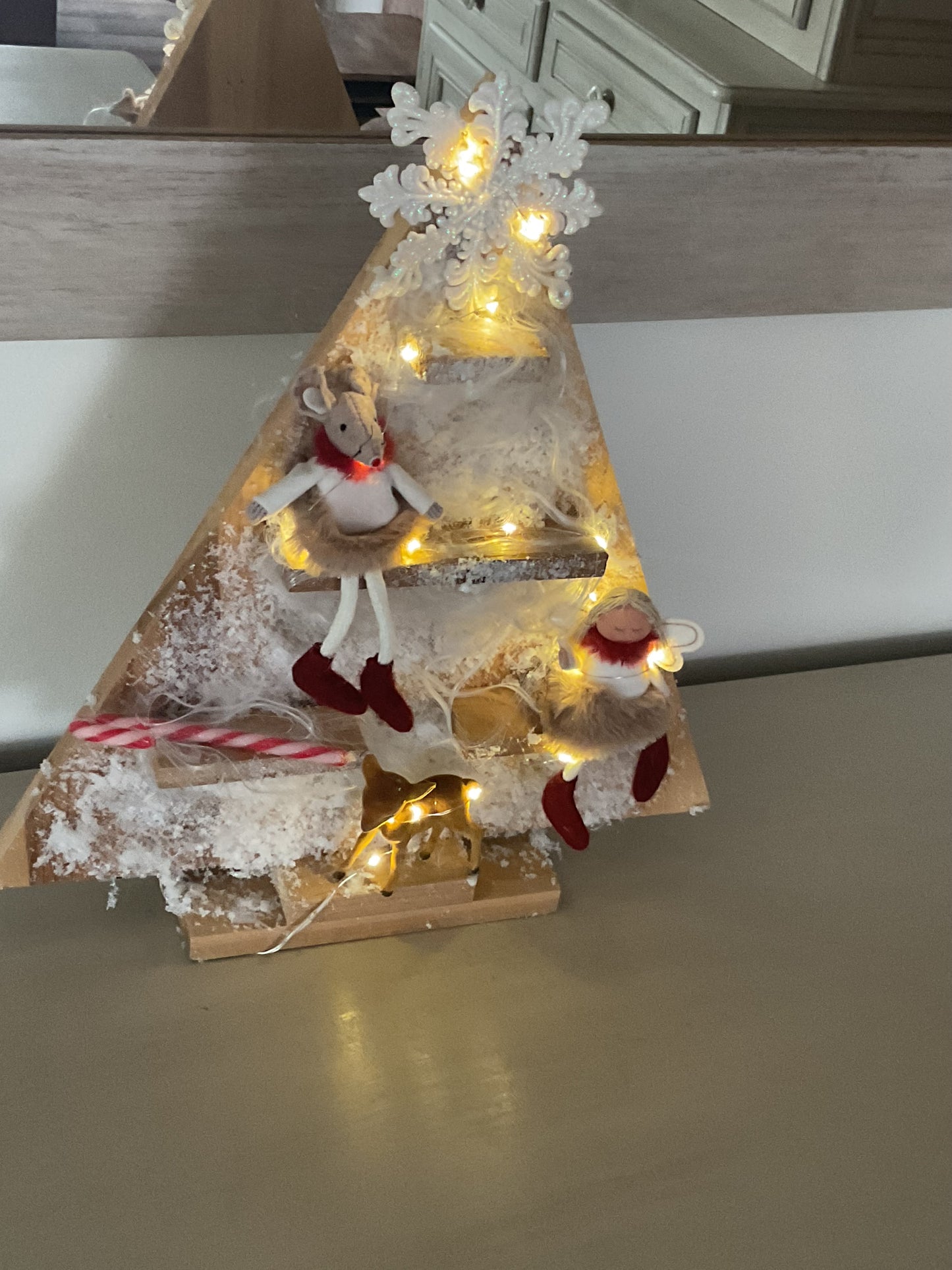 Houten versierde kerstboom