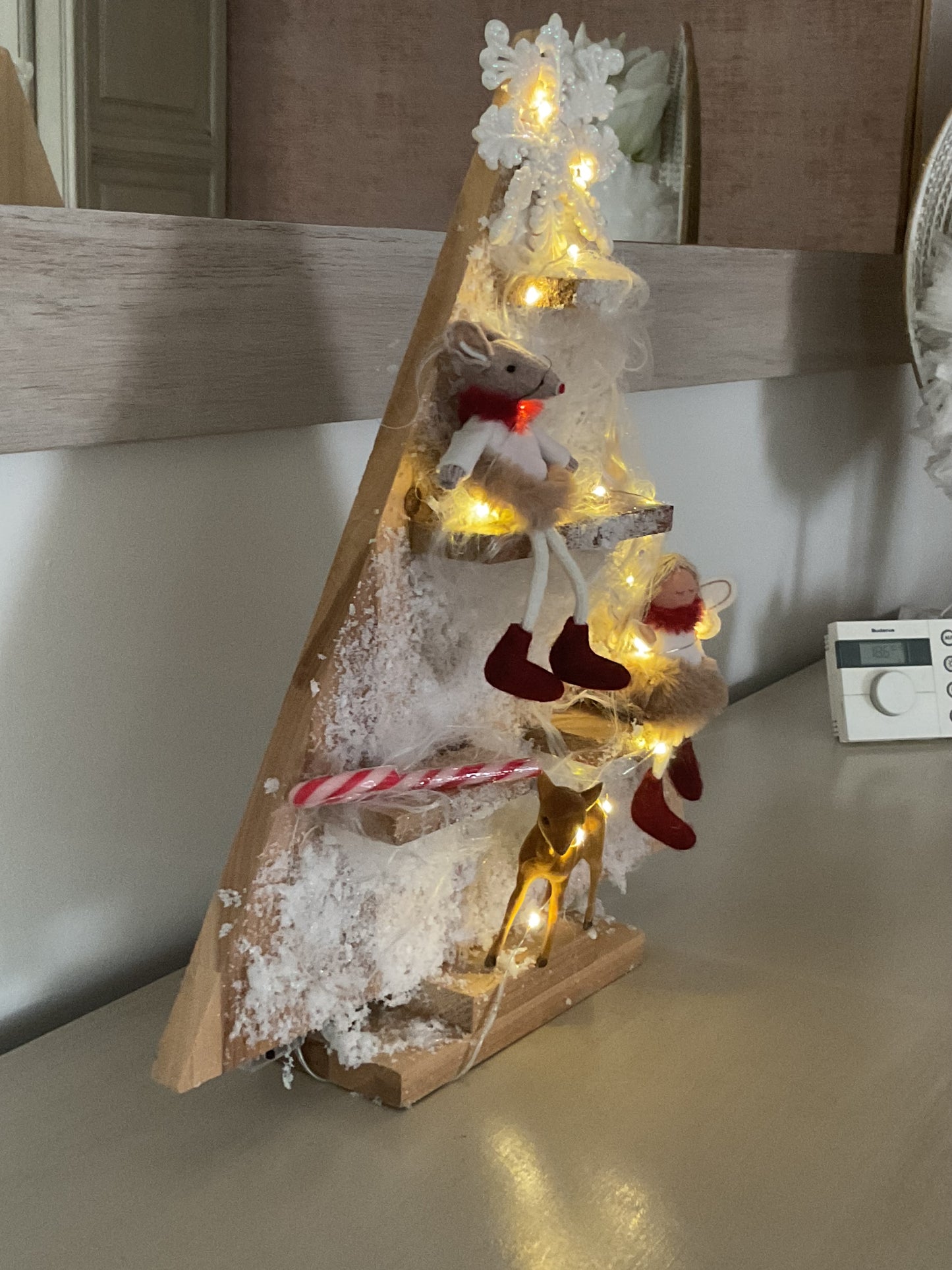 Houten versierde kerstboom