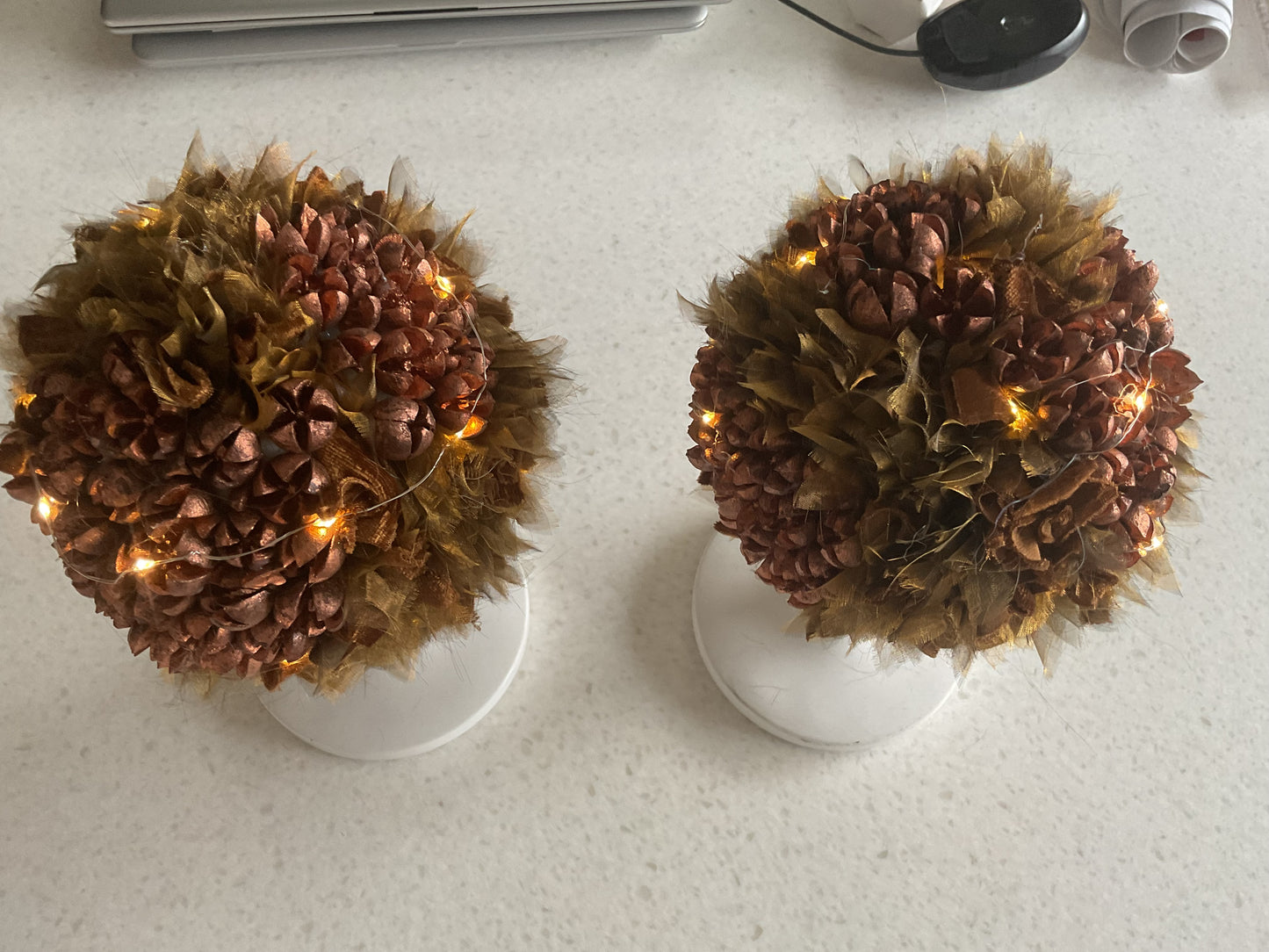 2 verlichte decoratieballen