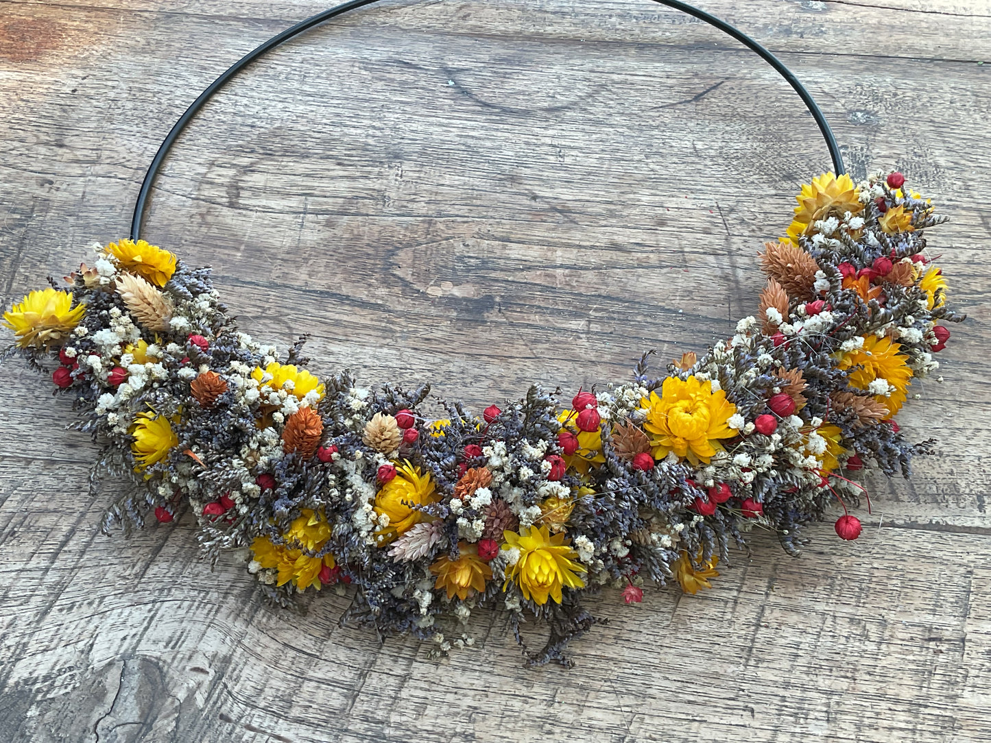 Metalen ring met strobloemen