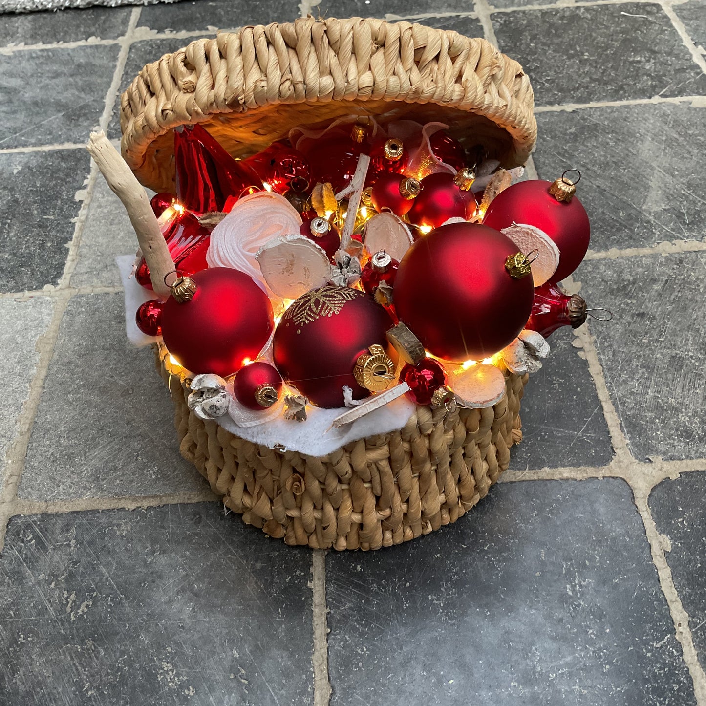 Mand vol kerstballen