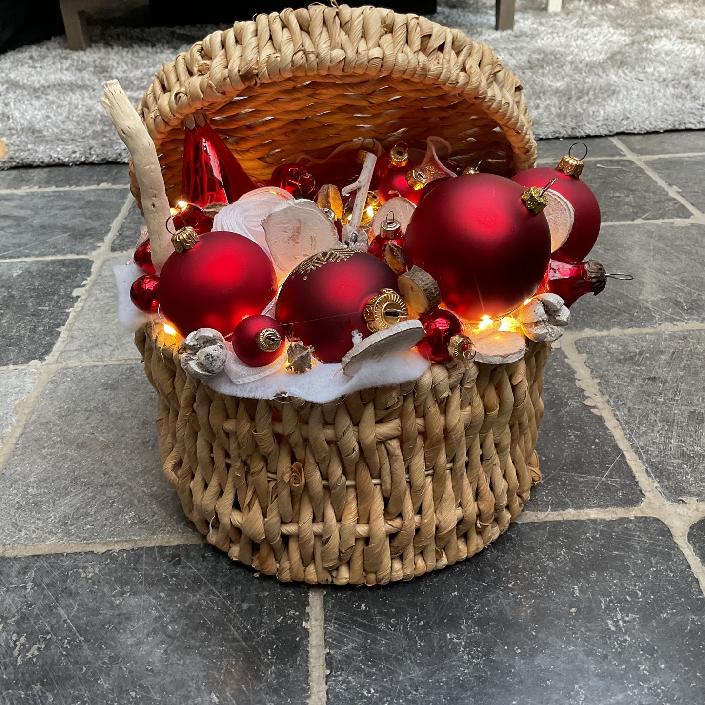 Mand vol kerstballen