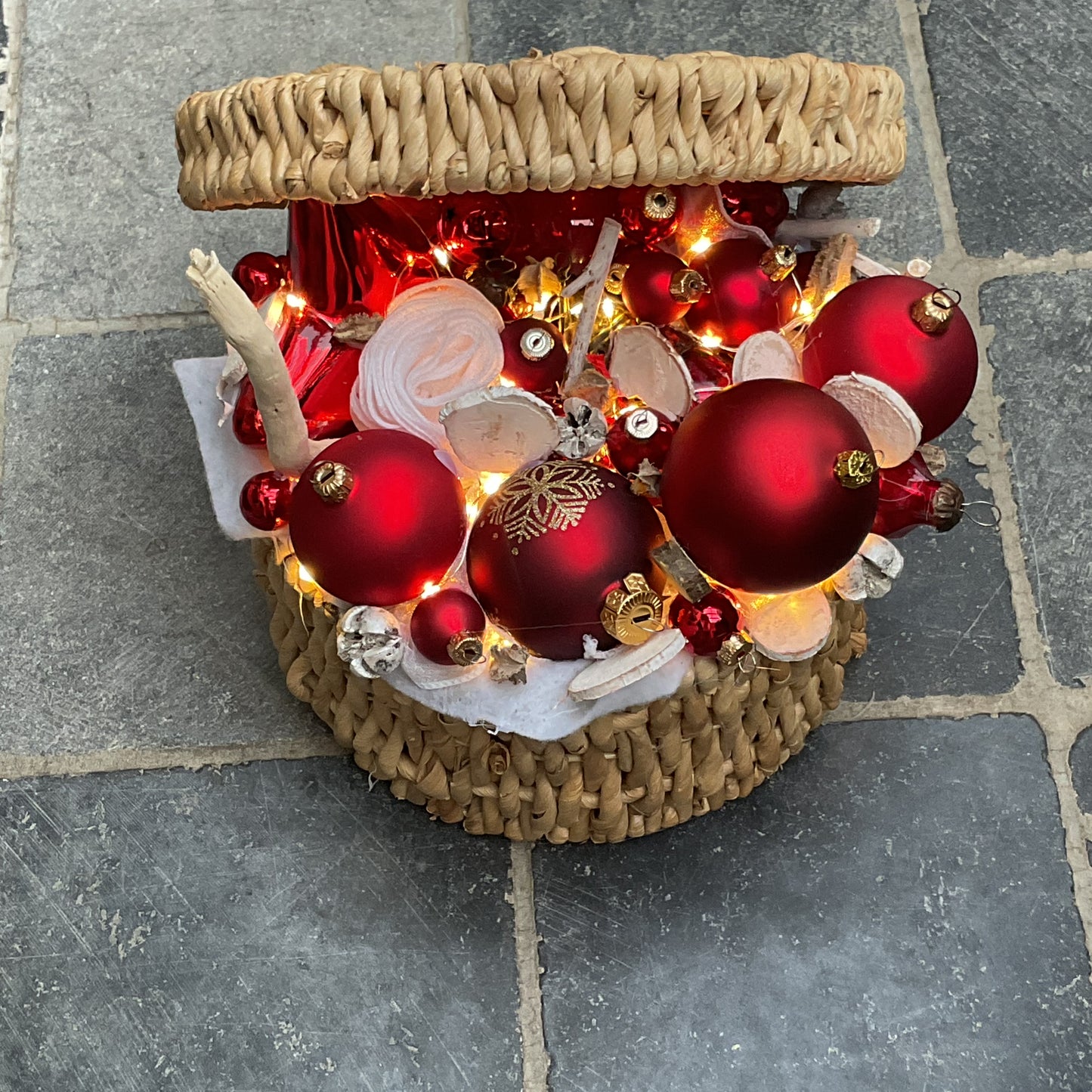 Mand vol kerstballen
