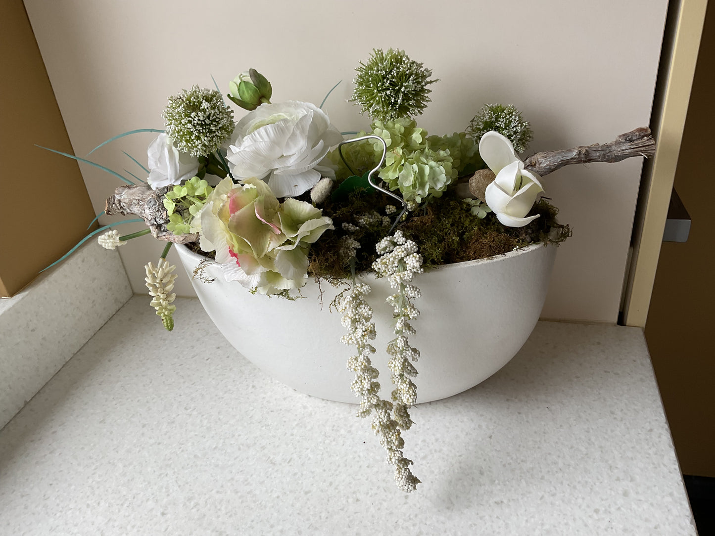 Decoratiepot met witte bloemen