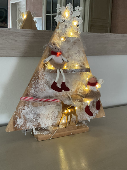 Houten versierde kerstboom