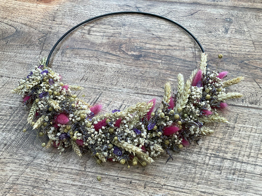 Metalen ring met strobloemen