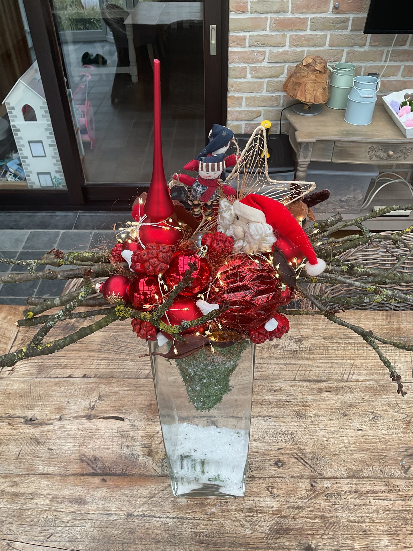 Kerststuk op een vaas