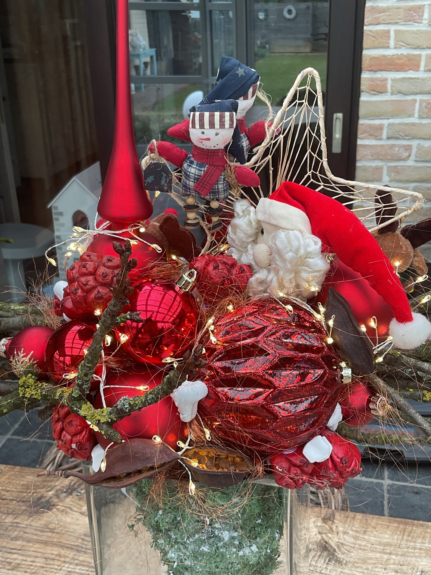 Kerststuk op een vaas
