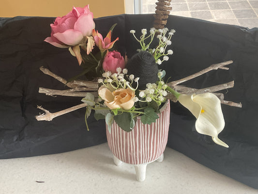 Bloemstuk op poten gestreept 33 cm