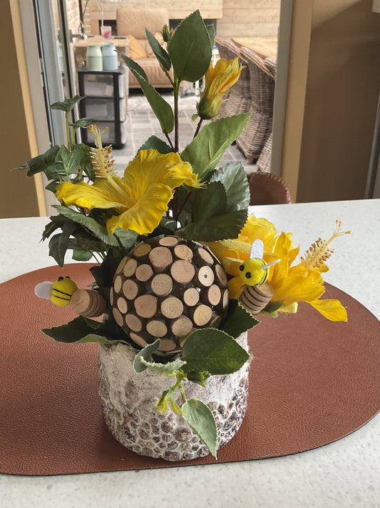 Bijtjespotje met honingstokken en gele bloemen
