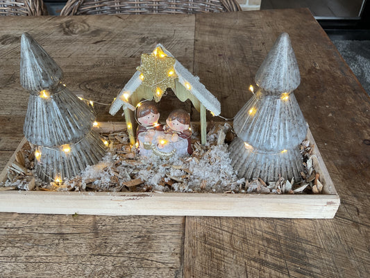 Kersttafereel met stalletje en stenen bomen