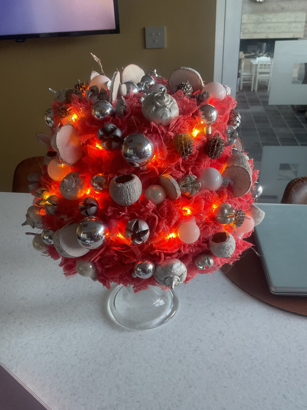 Winterse kersttaart met verlichting – 35 cm