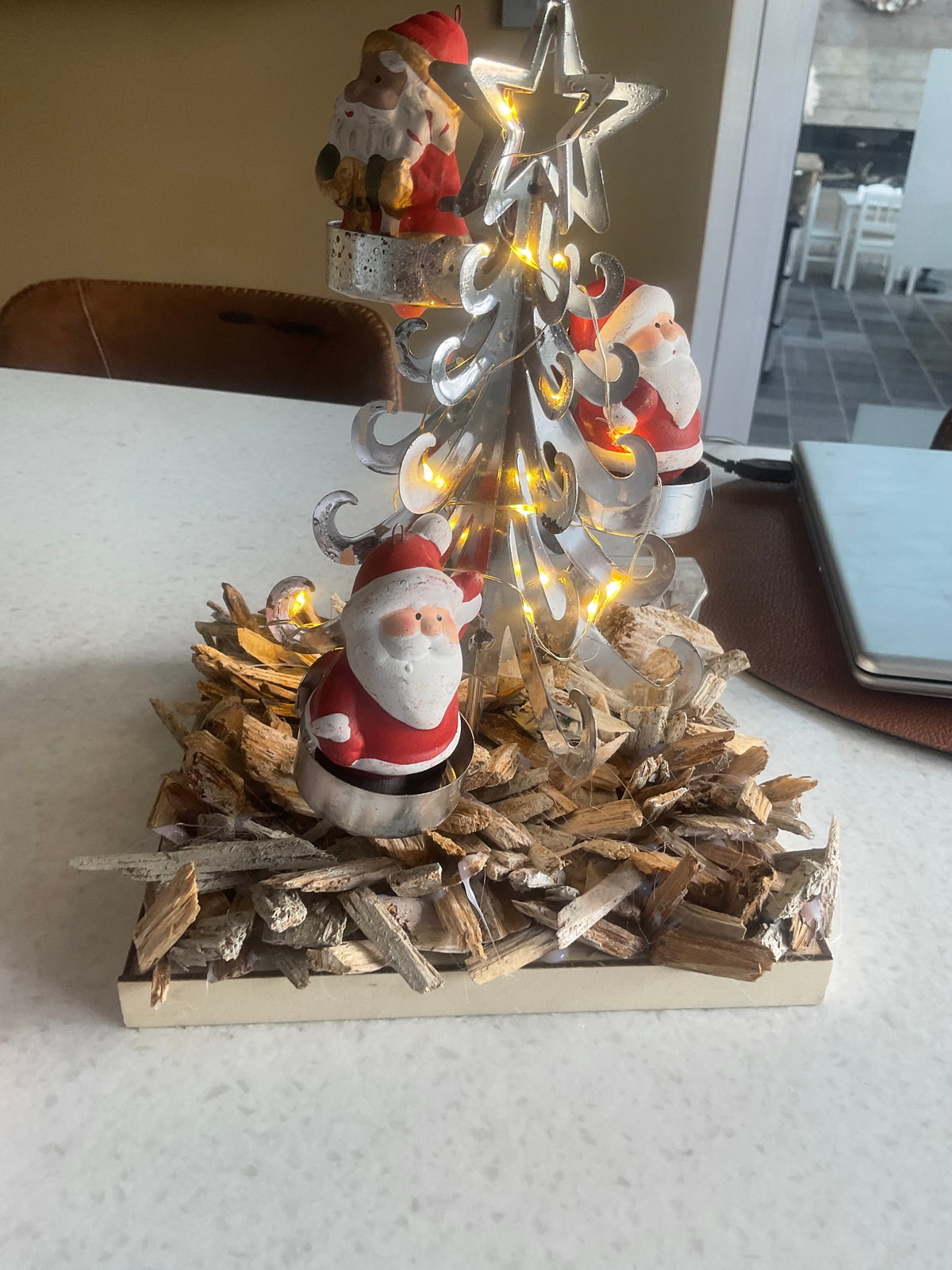 Kerstmannenboom met verlichting