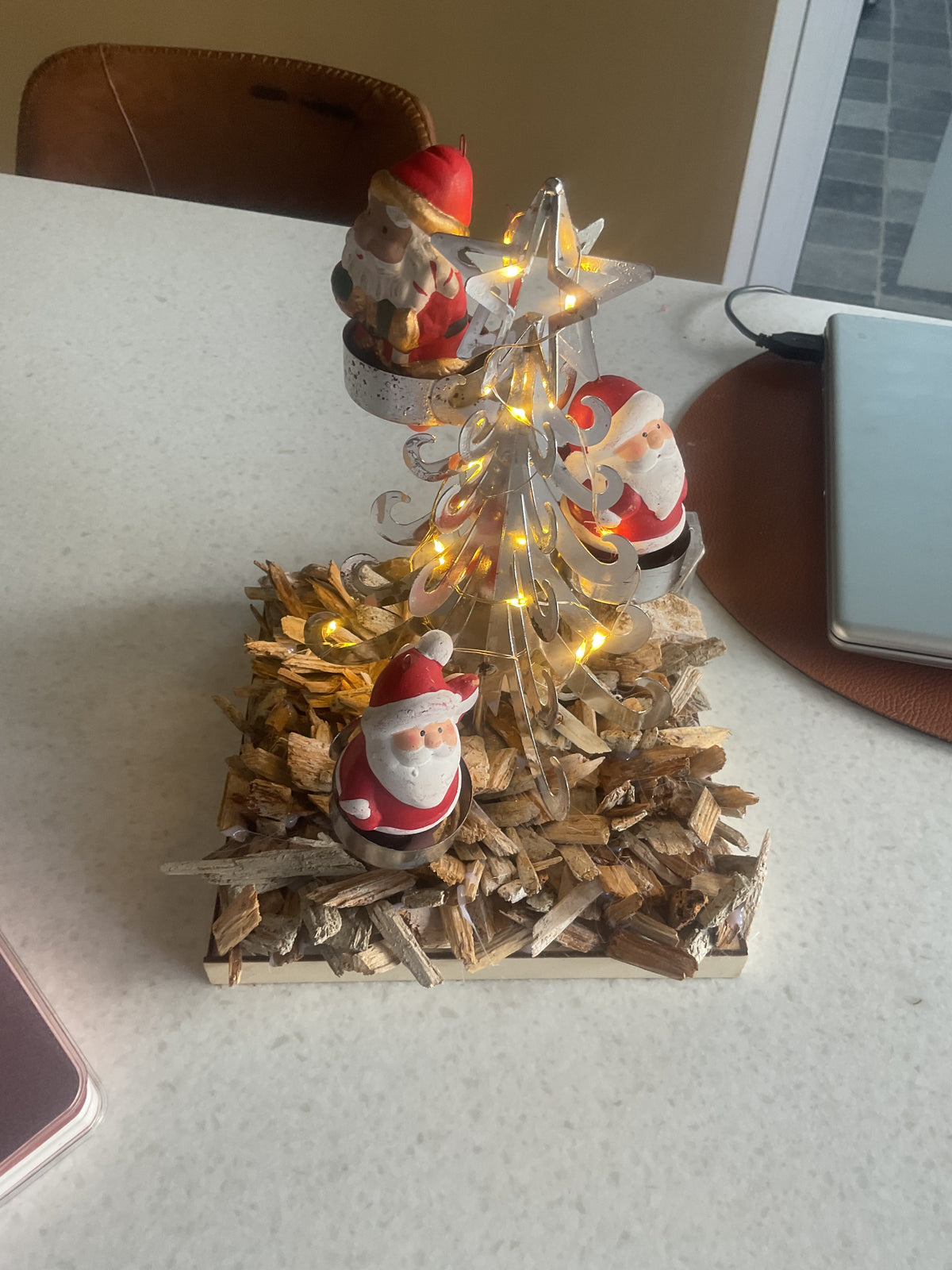 Kerstmannenboom met verlichting