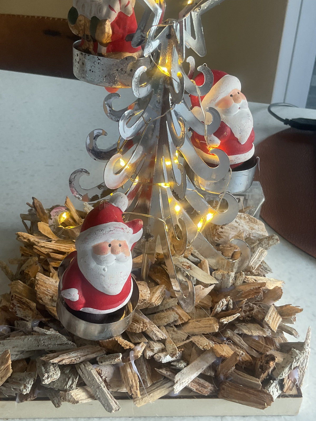 Kerstmannenboom met verlichting