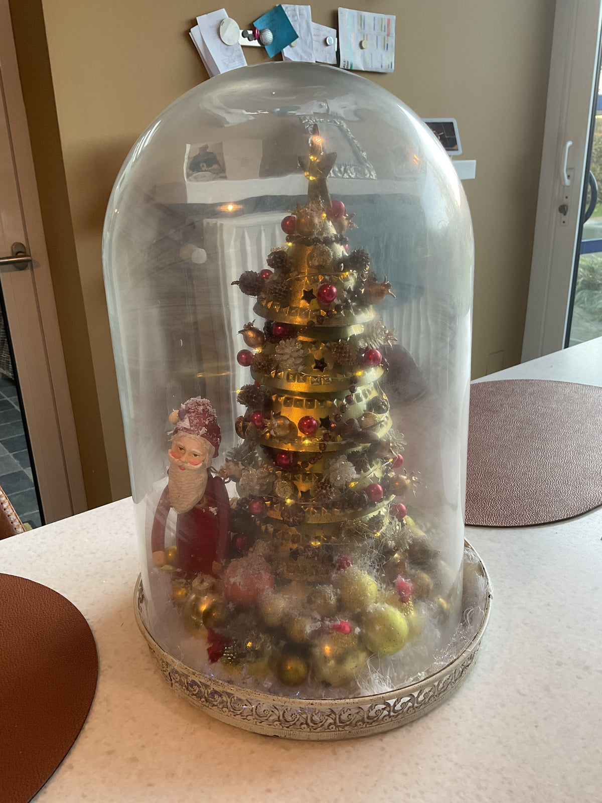 Glazen stolp met kerstlandschap