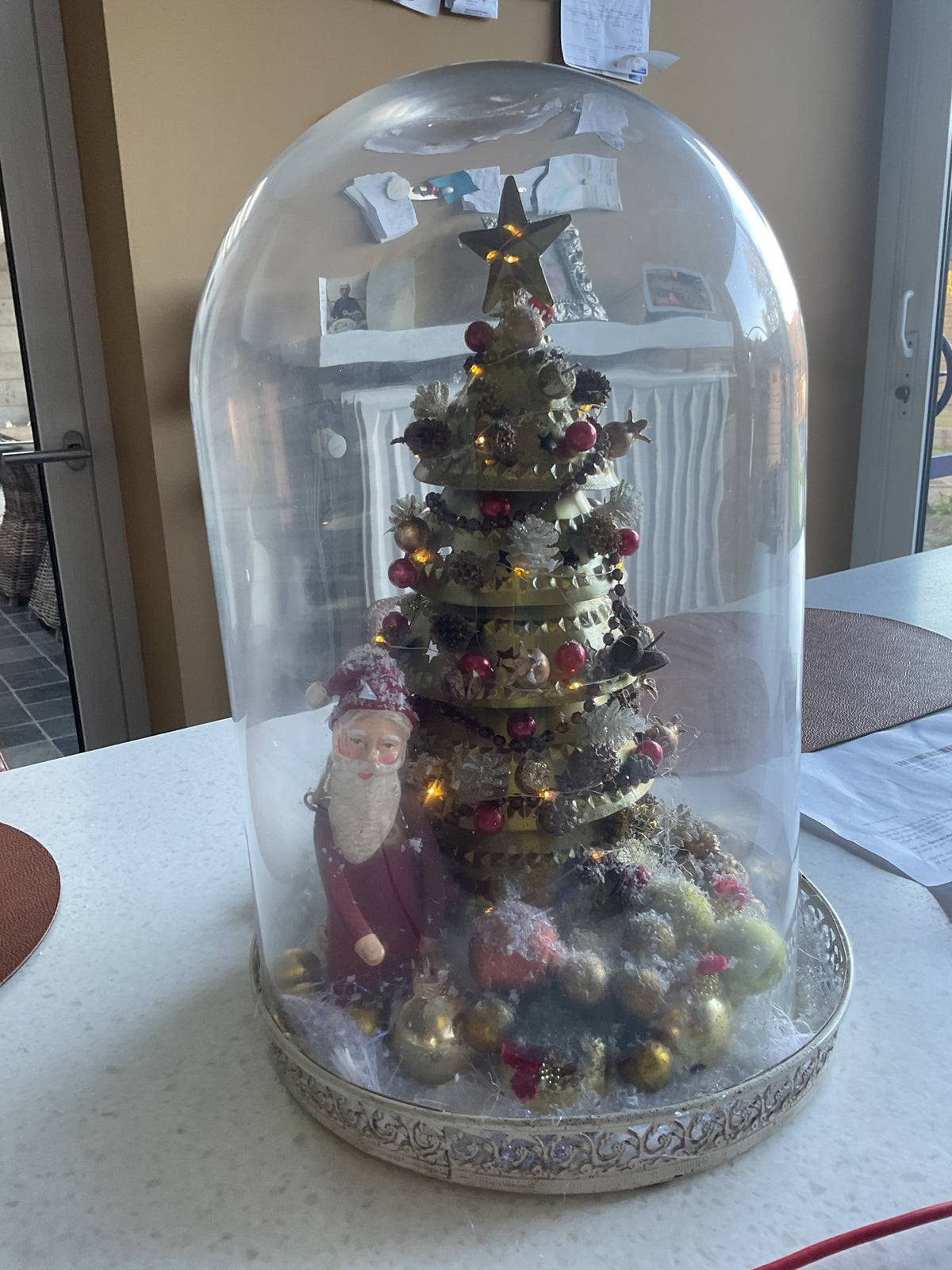 Glazen stolp met kerstlandschap